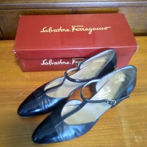 Vintage Ferragamo Black Leather women's shoes T-St